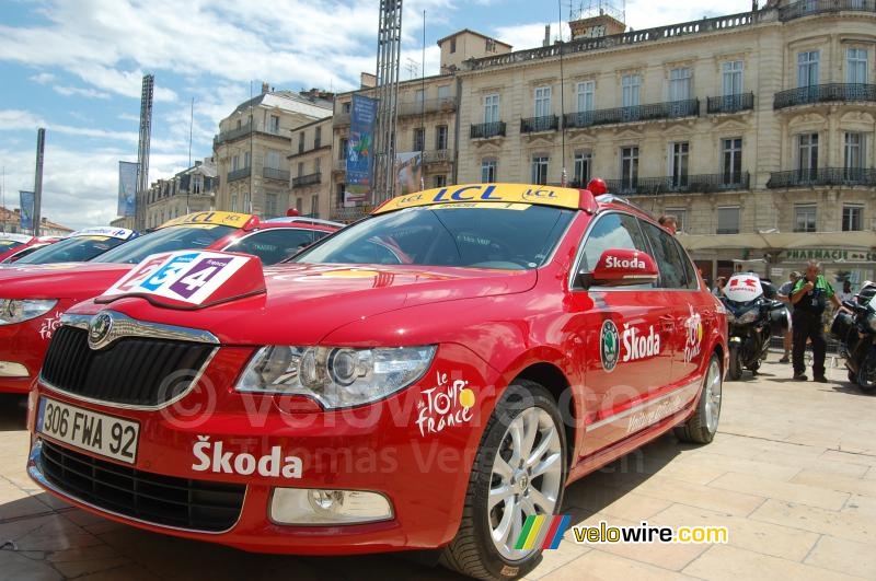 De officile Tour de France auto's op het Place de la Comdie in Montpellier