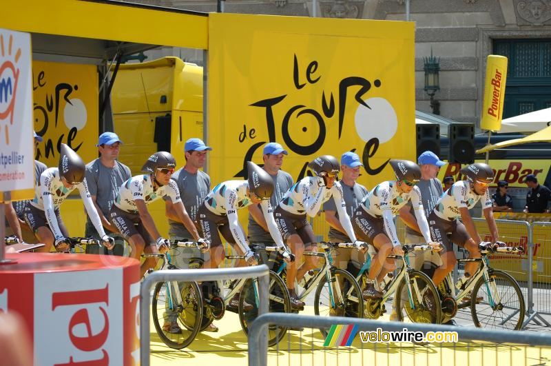 De AG2R La Mondiale ploeg bij het vertrek van de ploegentijdrit in Montpellier