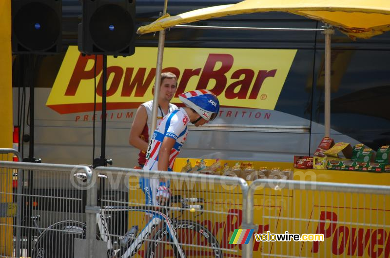 Koen de Kort (Skil-Shimano) zoekt wat te eten bij Powerbar