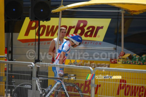 Koen de Kort (Skil-Shimano) cherche un truc à manger chez Powerbar (352x)