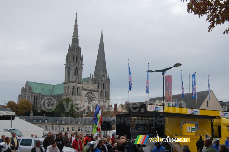 De podiumwagen voor de kathedraal