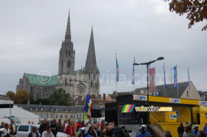 Le car podium devant la cathédrale (1122x)