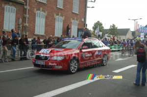 Christian Prudhomme gives the go for the start (444x)