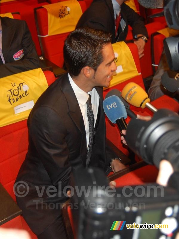 Alberto Contador en interview avec les radio & TV espagnoles