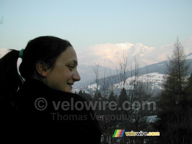 Marie-Laure voor de Mont-Blanc