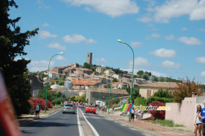 Un village sur une colline (531x)