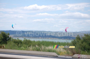 Des kitesurfers (232x)
