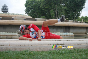 Bernard Laplume tombe dans la fontaine ! (182x)