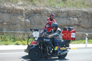 Thierry Roublard fait briller le casque de son motard (218x)
