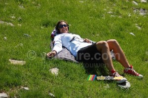 Fanny se repose après une étape fatiguante (575x)