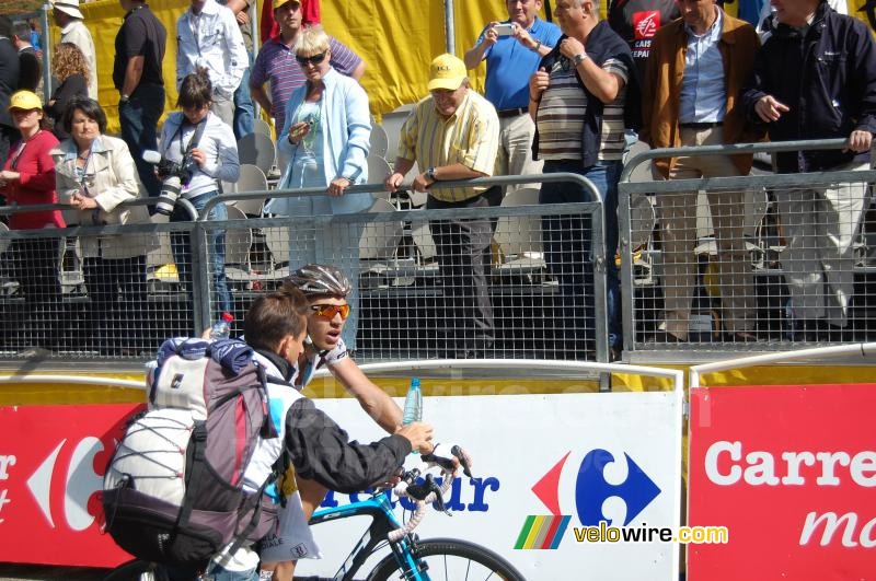 Sabino geeft Rinaldo Nocentini (AG2R La Mondiale) wat te drinken