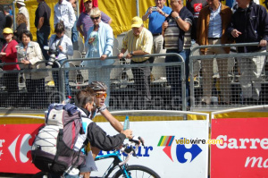 Sabino donne de l'eau à Rinaldo Nocentini (AG2R La Mondiale) (535x)