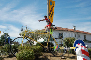 Marc Dumailleau sur un vélo géant (232x)
