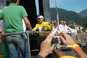 Rinaldo Nocentini (AG2R La Mondiale) est félicité pour son maillot jaune à Saint-Girons (637x)