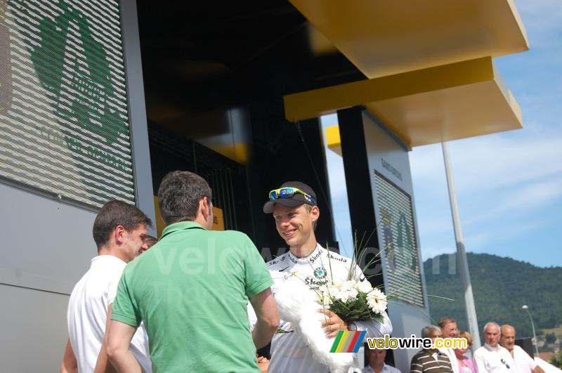 Tony Martin (Columbia-HTC) neemt de felicitaties voor de witte trui in ontvangst in Saint-Girons