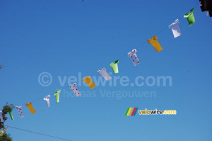 Des maillots devant le ciel bleu (204x)
