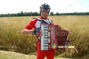 Rémy Ancelle joue à l'accordéon (250x)