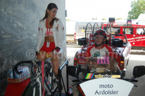 Maria Del Velo et Thierry Roublard (Team Vittel) se préparent pour l'étape (262x)