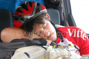 Bernard Laplume (Team Vittel) se repose en voiture (282x)