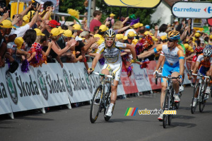 Mark Cavendish (Columbia-HTC) félicité par Tyler Farrar (Garmin-Slipstream) (350x)