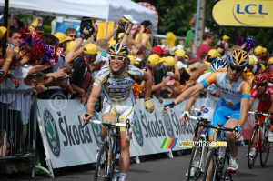 Mark Cavendish (Columbia-HTC) félicité par Tyler Farrar (Garmin-Slipstream) (2) (342x)