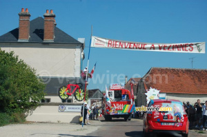 Vezinnes souhaite la bienvenue au Tour (242x)