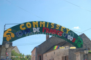Commissey souhaite la bienvenue au Tour (235x)