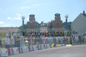 Commissey souhaite la bienvenue au Tour (2) (230x)