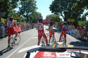The Team Vittel célèbre son arrivée à Vittel (239x)