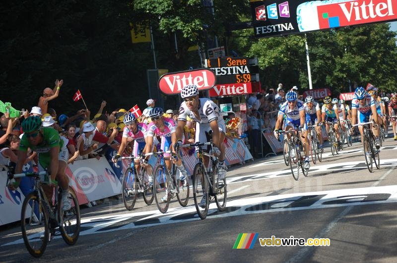 Mark Cavendish (Columbia-HTC) wins the sprint for the 8th place in Vittel (2)
