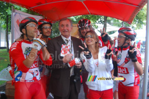 The Team Vittel avec le maire de Vittel (416x)
