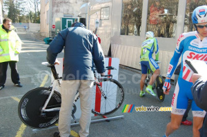 Albert Timmer (Skil-Shimano)'s bike gets approved (652x)