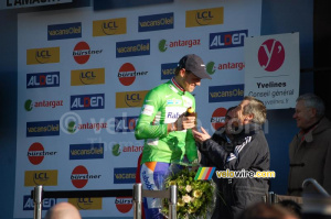 Lars Boom (Rabobank) gets a chocolate water bottle (457x)