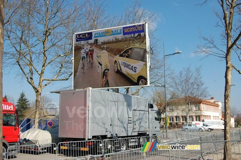 Het grote scherm voorbij de finish in Limoges