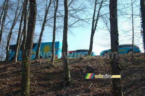 Le bus et les voitures d'Astana (548x)