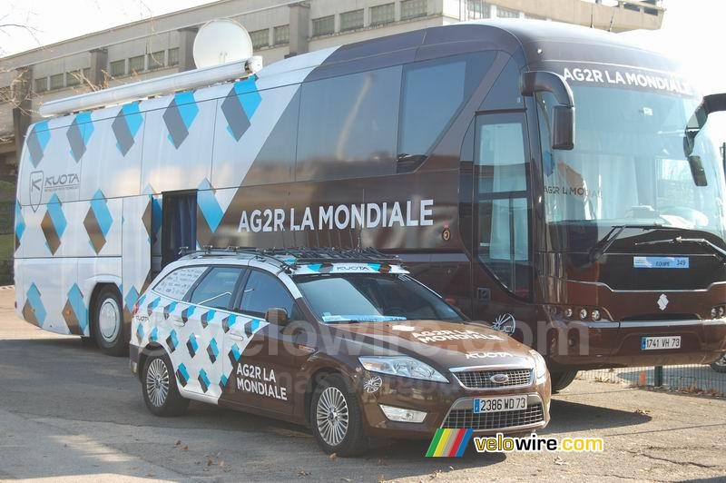 De bus en auto van AG2R La Mondiale