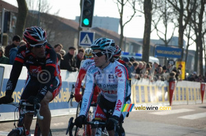 Les anciens coéquipiers Vicente Garcia Acosta (Caisse d'Epargne) & Daniel Moreno (Omega Pharma Lotto) discutent (475x)