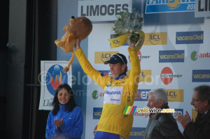 Lars Boom (Rabobank) a reçu le maillot jaune de Raymond Poulidor (612x)
