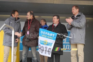 The mayor of Saint-Junien and Christian Prudhomme with the start flag (309x)