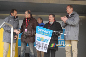 Le maire de Saint-Junien et Christian Prudhomme avec le drapeau du départ (612x)