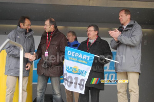 Le maire de Saint-Junien et Christian Prudhomme avec le drapeau du départ (309x)