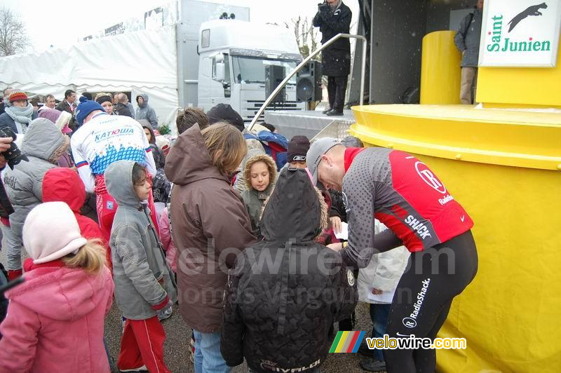 Sébastien Rosseler (Radioshack) doing some autographs