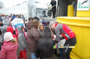 Sébastien Rosseler (Radioshack) doing some autographs (346x)