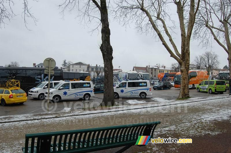 De ploegen in de sneeuw in Saint-Junien