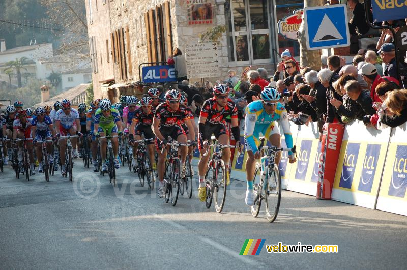 Eerste doorkomst in Tourrettes-sur-Loup: Oscar Pereiro (Astana) voor zijn voormalige ploegmaten van Caisse d'Epargne