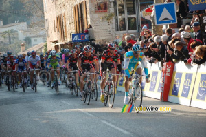 Premier passage à Tourrettes-sur-Loup : Oscar Pereiro (Astana) devant ses anciens coéquipiers de la Caisse d'Epargne (399x)