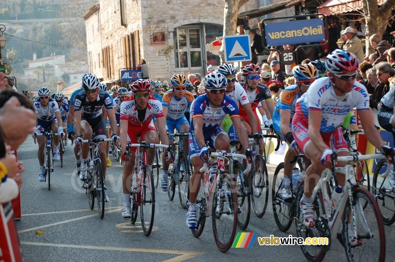 Eerste doorkomst in Tourrettes-sur-Loup: Serguei Ivanov & Joaquim Rodriguez (Team Katusha), Sébastien Minard (Cofidis) & Laurent Didier (Saxo Bank)