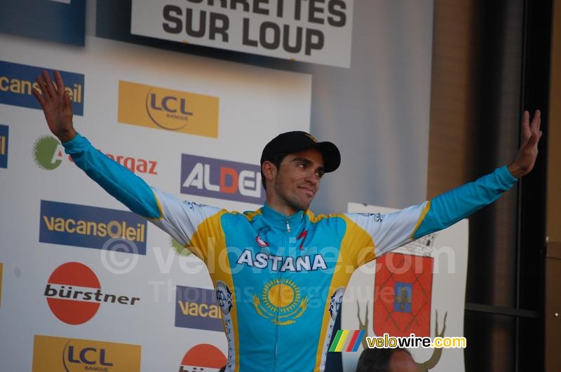 Alberto Contador (Astana) op het podium in Tourrettes-sur-Loup (1)
