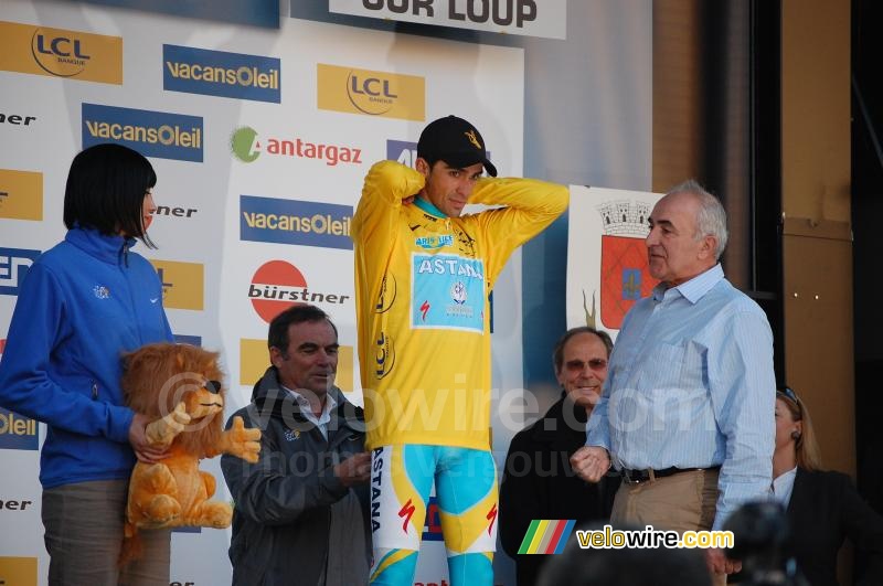 Alberto Contador (Astana) op het podium in Tourrettes-sur-Loup (2)