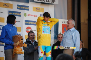 Alberto Contador (Astana) sur le podium à Tourrettes-sur-Loup (2) (378x)